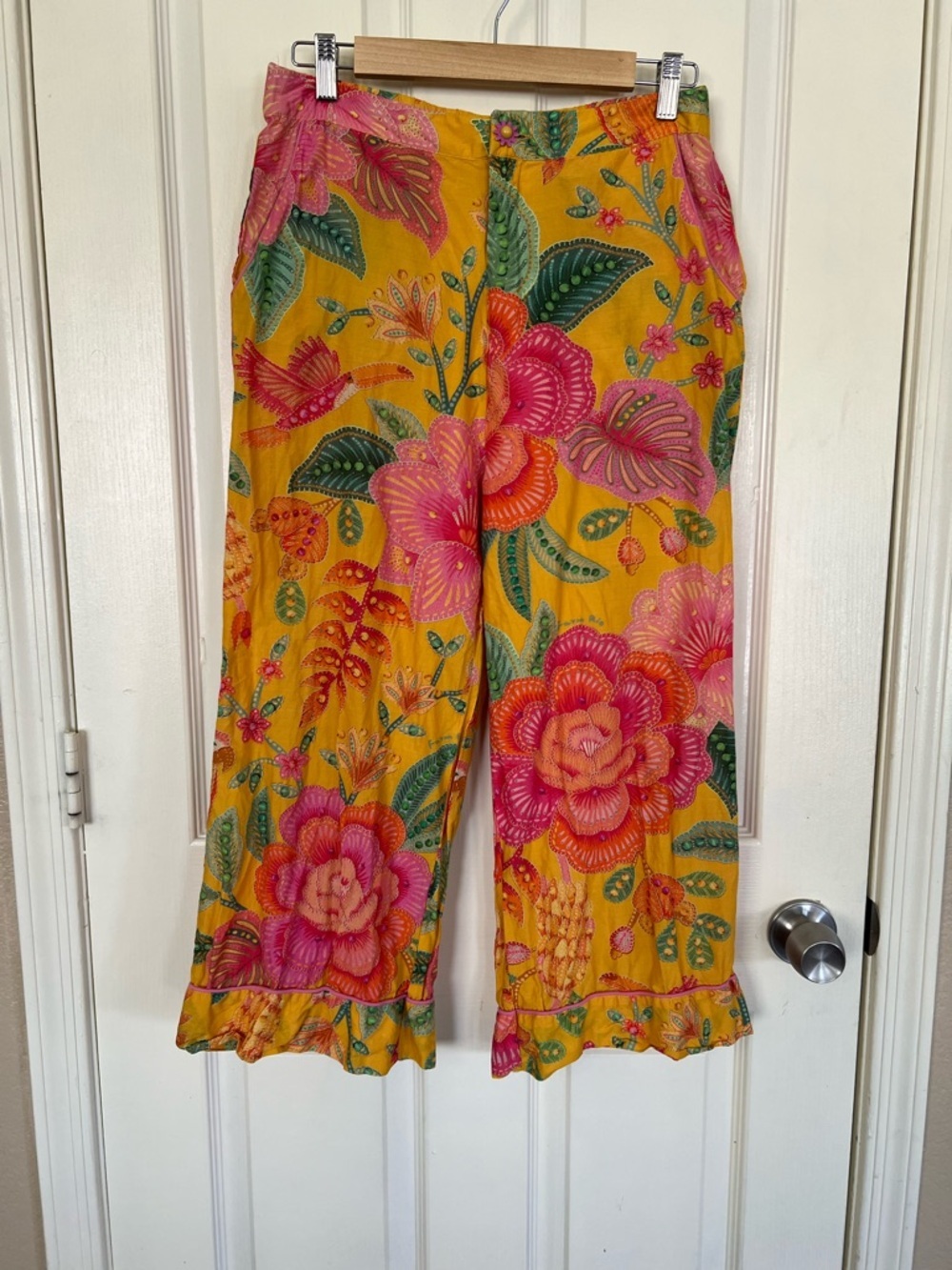 FARM Rio Macaw Bloom Tropical Print Pants Wide Leg Ruffle Hem Yellow Size M - Picture 3 of 13